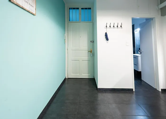 Apartamento N14 Enjoy Apartments, Ac ,quiet Street, Two Bedrooms Sleeps 6, Very Spacey *