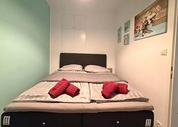 Apartamento N14 Enjoy Apartments, Ac ,quiet Street, Two Bedrooms Sleeps 6, Very Spacey *