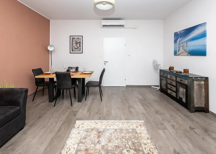 Apartamento N14 Enjoy Apartments, Ac ,quiet Street, Two Bedrooms Sleeps 6, Very Spacey *